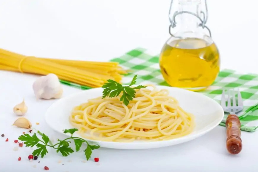 Aprenda o truque de chef para fazer o macarrão alho e óleo perfeito